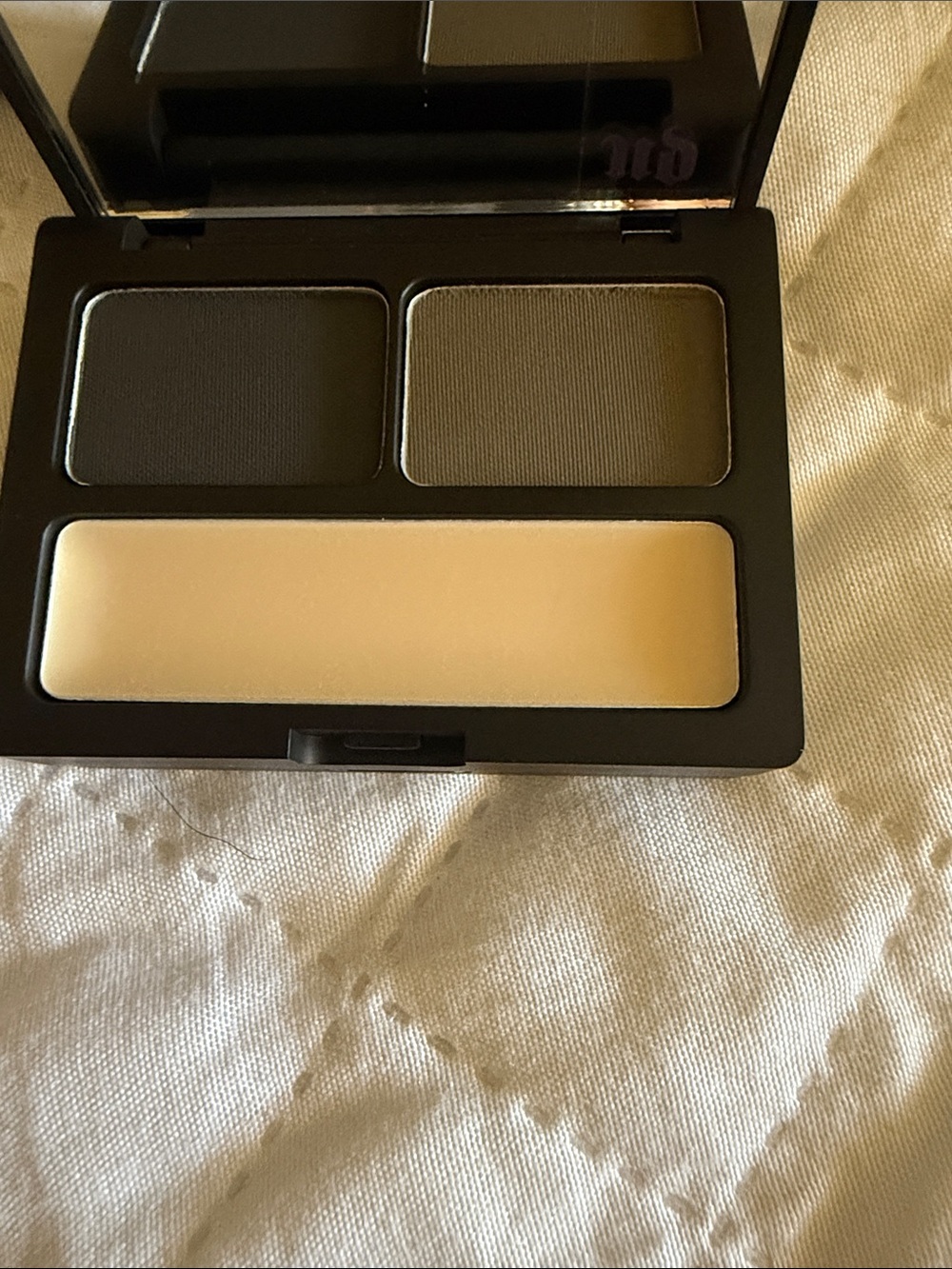 Urban Decay Brow Compact with Light Beige Wax and Deep Brown / Black out Powders - Picture 2 of 3